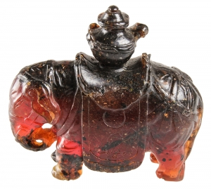 Lot 54. Amber/Burmite Elephant Statue, Qing Dynasty (1644-1911)